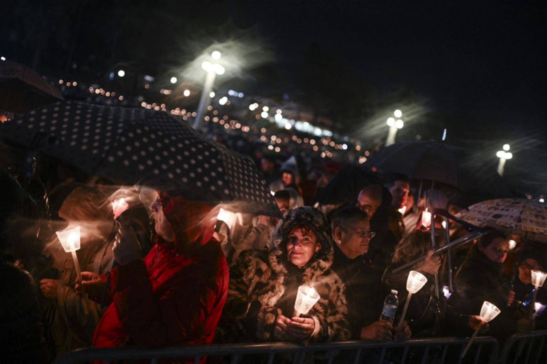Peregrinos asisten a la Procesión del Rosario y las Velas en el Santuario de Fátima, en el centro de Portugal. Foto: AFP