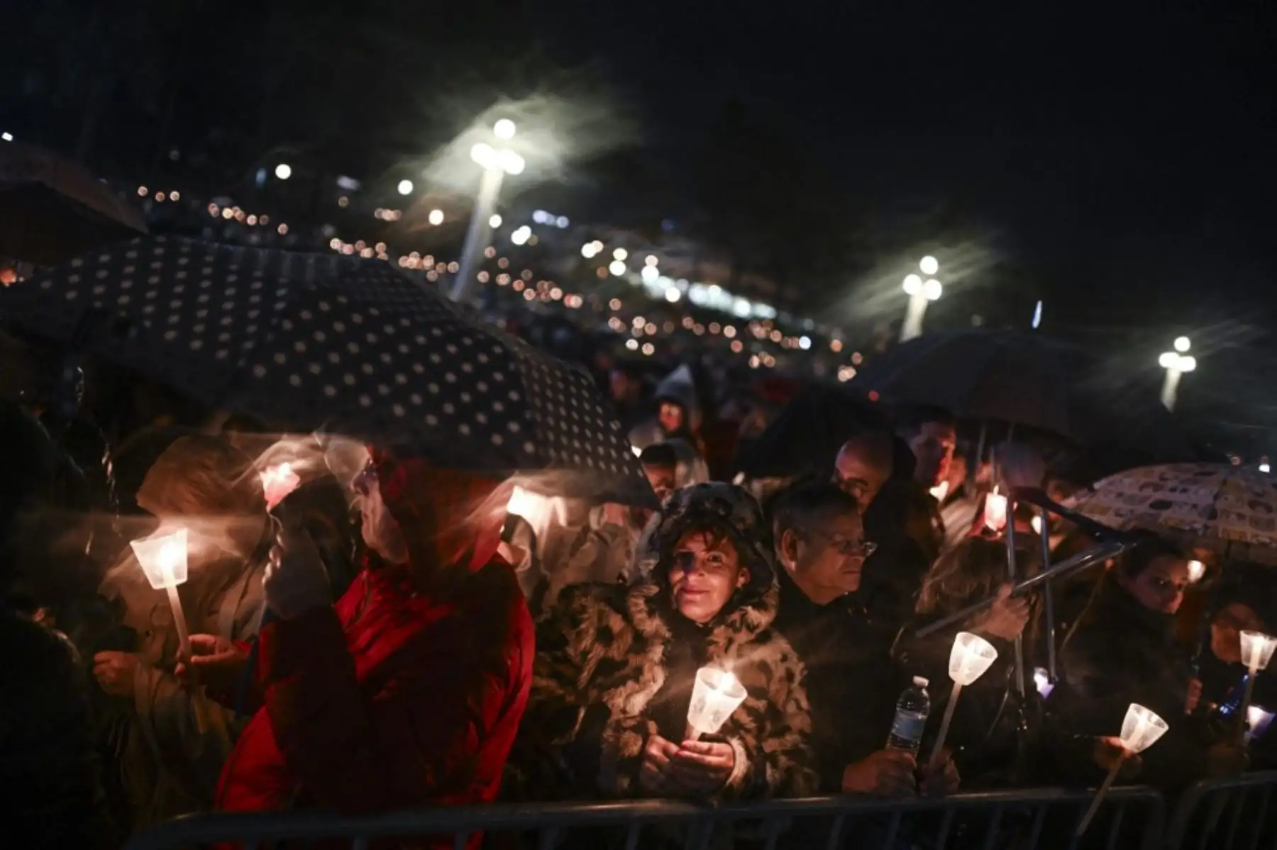 Peregrinos asisten a la Procesión del Rosario y las Velas en el Santuario de Fátima, en el centro de Portugal. Foto: AFP