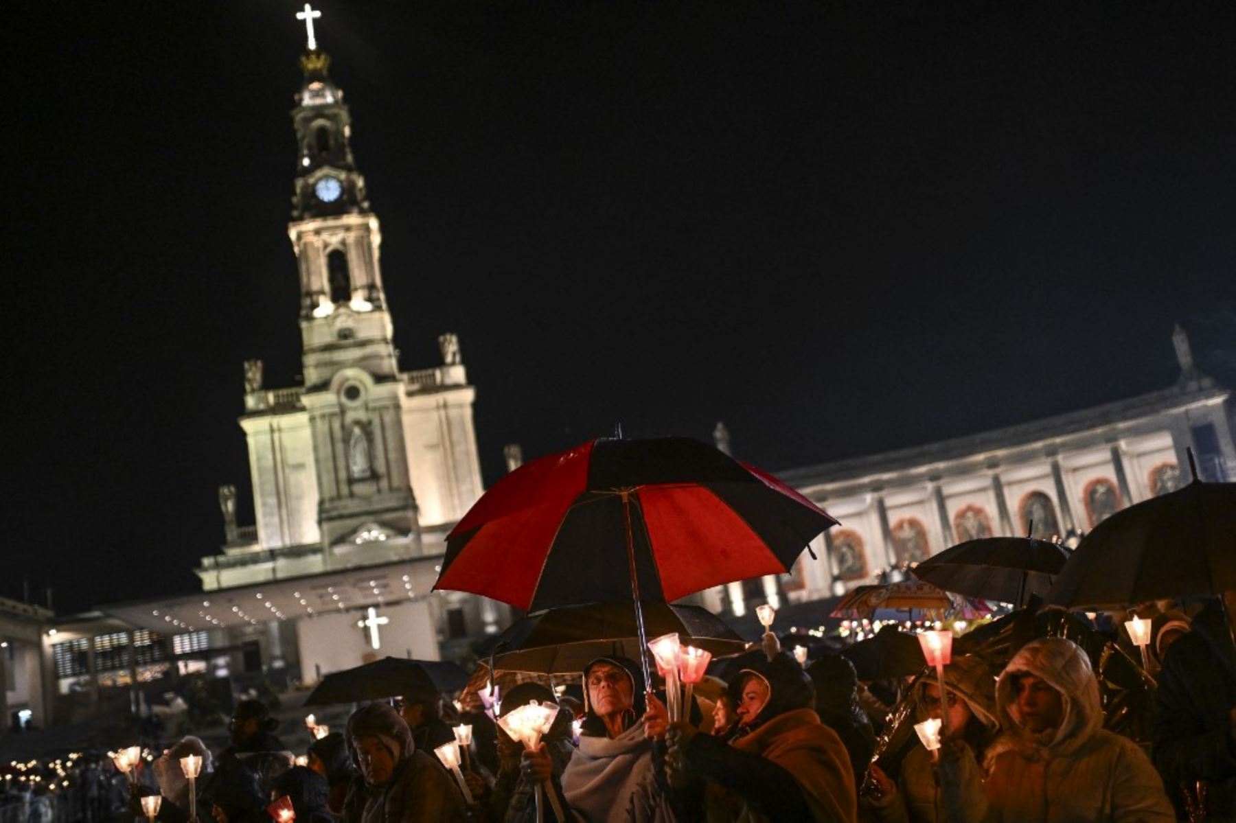 Peregrinos asisten a la Procesión del Rosario y las Velas en el Santuario de Fátima, en el centro de Portugal. Foto: AFP