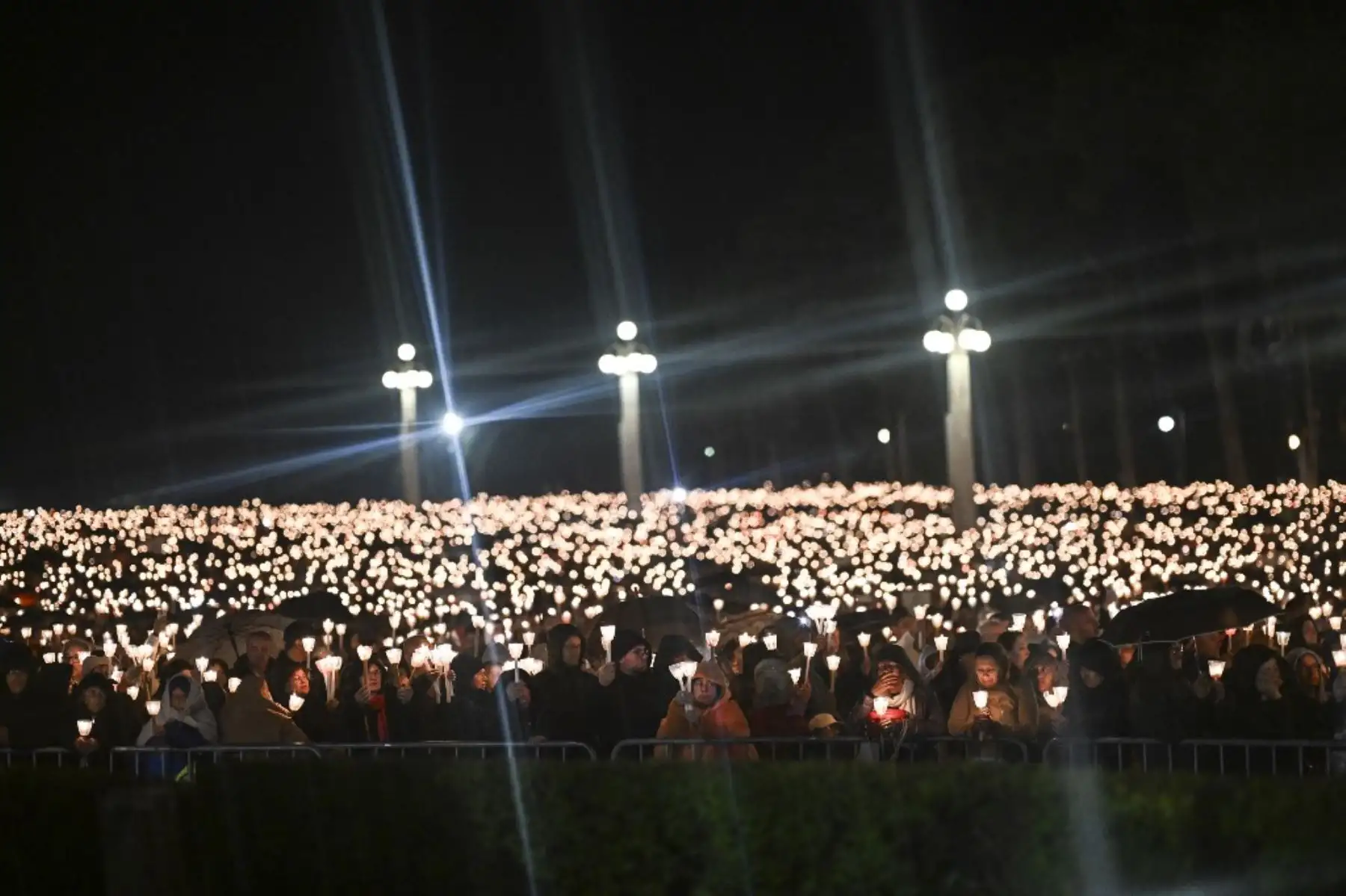 Peregrinos asisten a la Procesión del Rosario y las Velas en el Santuario de Fátima, en el centro de Portugal. Foto: AFP