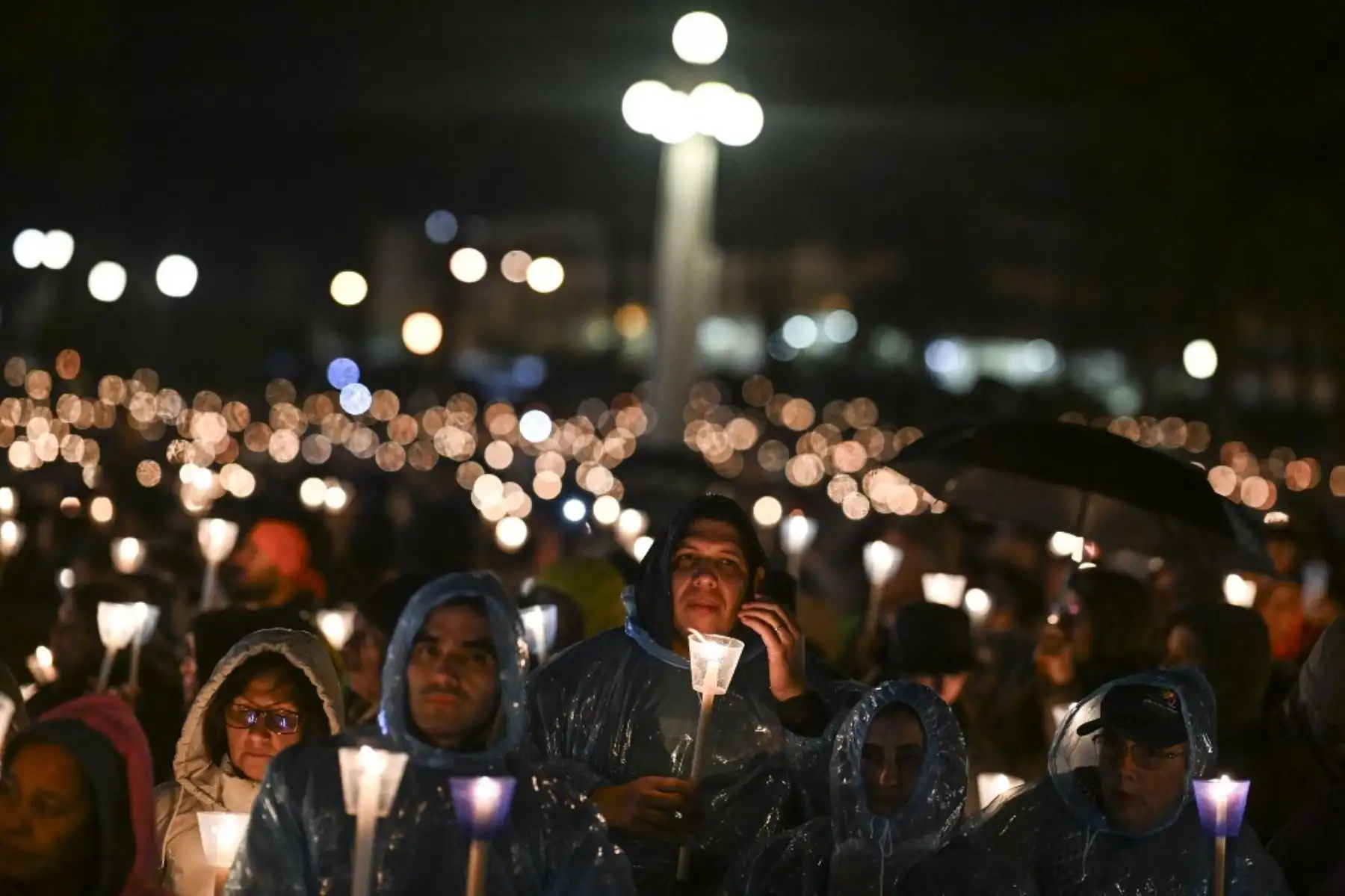 Peregrinos asisten a la Procesión del Rosario y las Velas en el Santuario de Fátima, en el centro de Portugal. Foto: AFP
