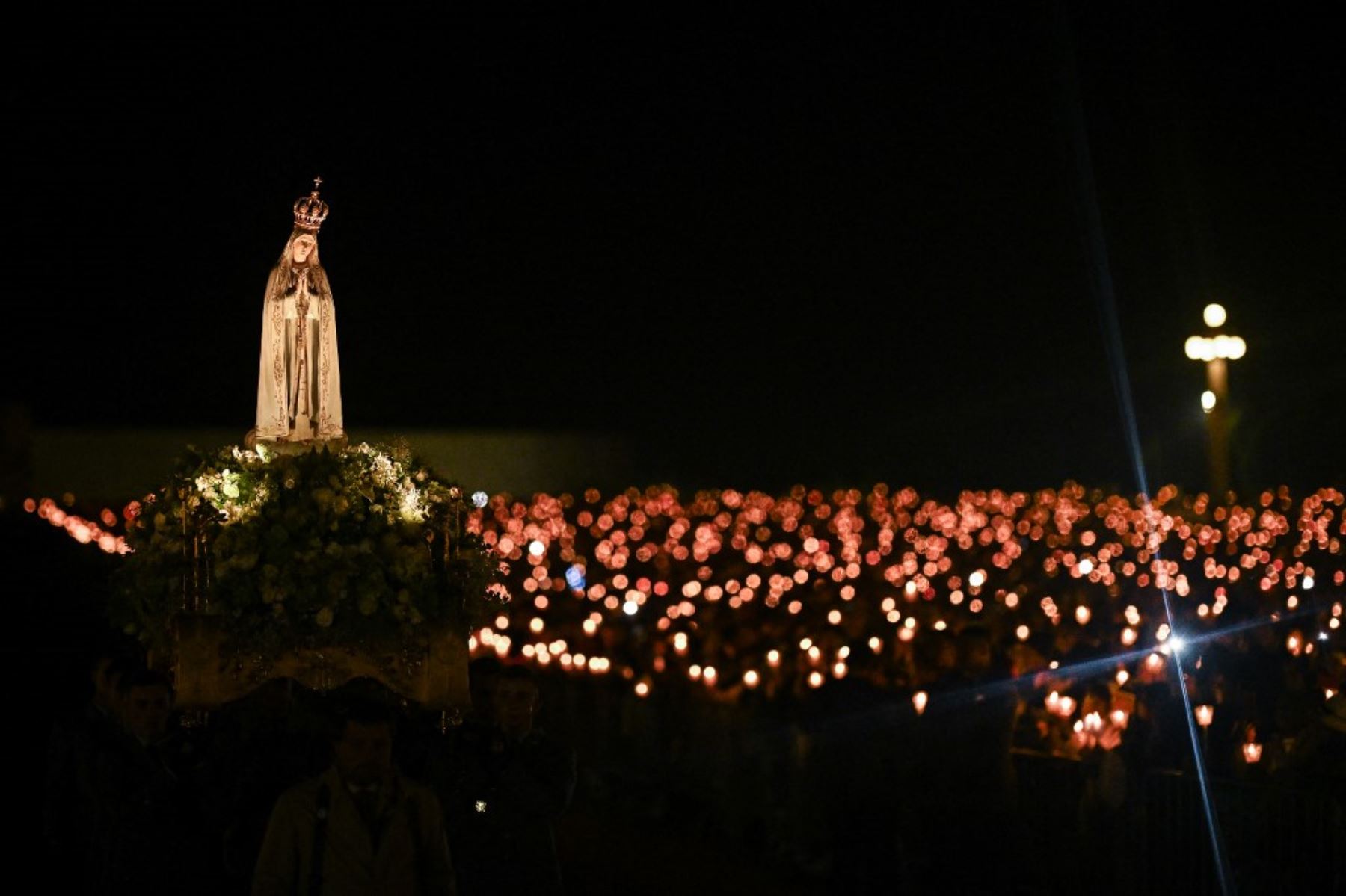 Peregrinos asisten a la Procesión del Rosario y las Velas en el Santuario de Fátima, en el centro de Portugal. Foto: AFP