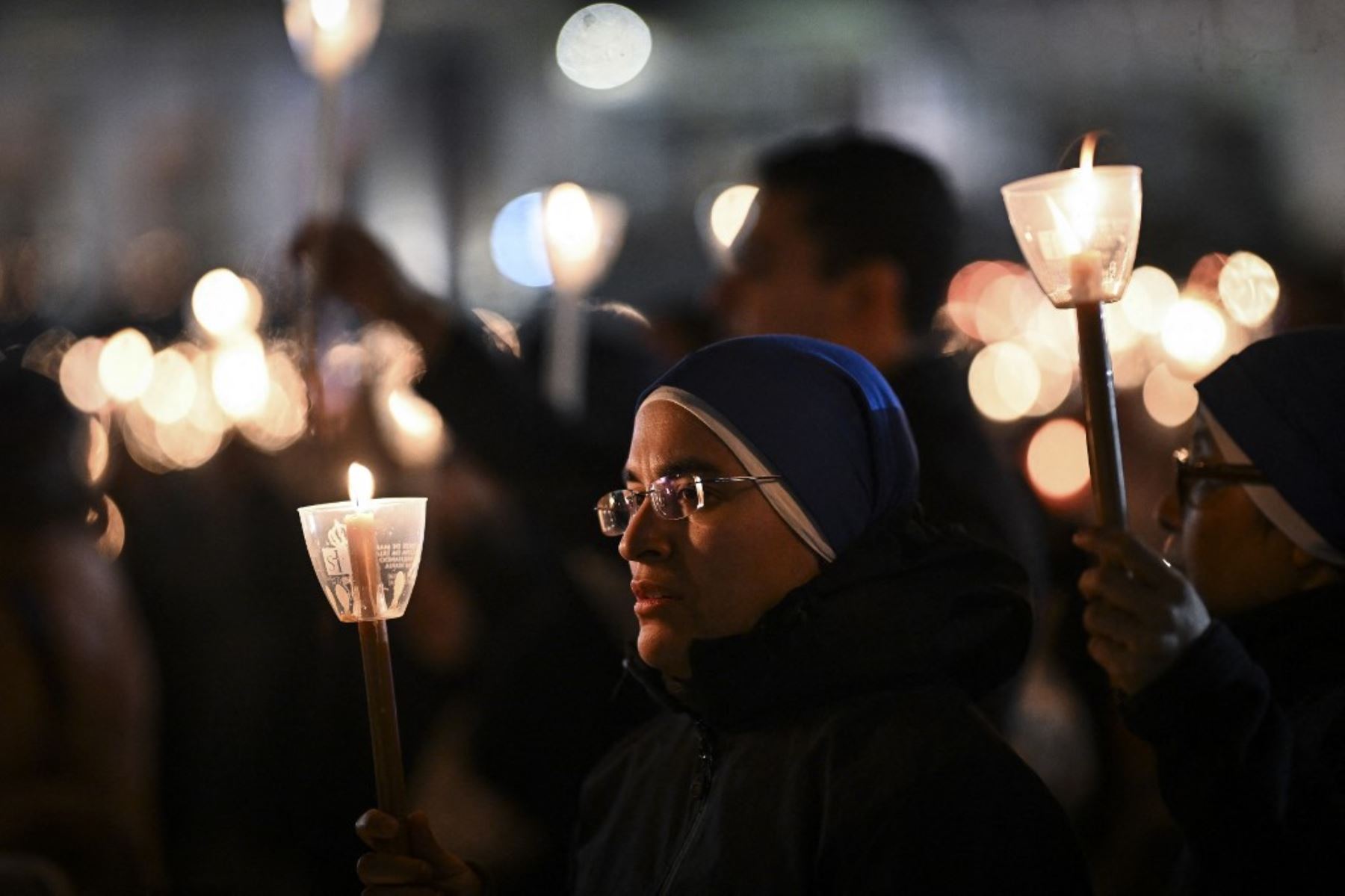 Peregrinos asisten a la Procesión del Rosario y las Velas en el Santuario de Fátima, en el centro de Portugal. Foto: AFP