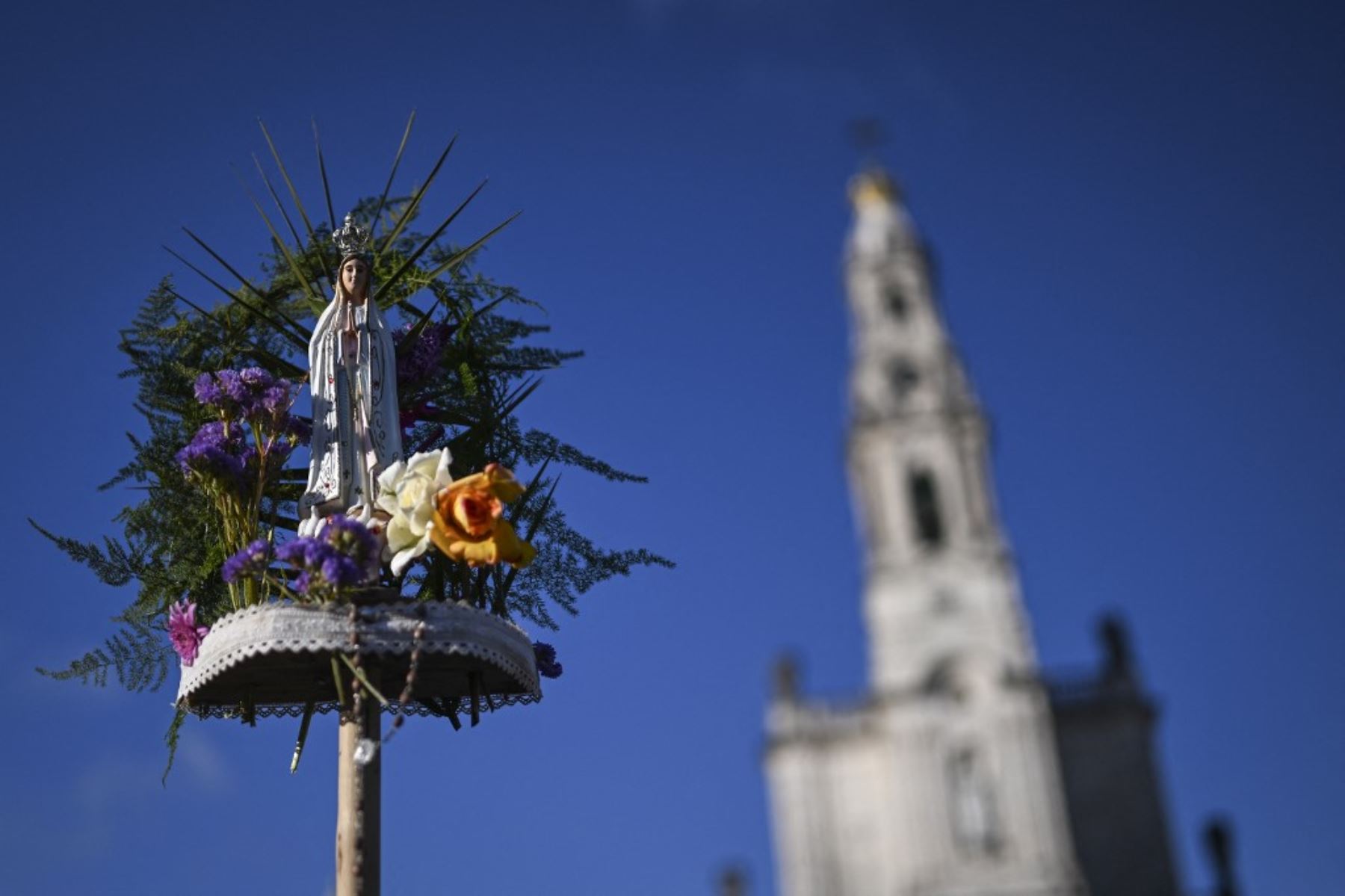 Miles de peregrinos se congregaron en el Santuario para celebrar el aniversario del milagro de Fátima, cuando tres pastorcillos afirmaron haber visto a la Virgen María en mayo de 1917. Foto: AFP