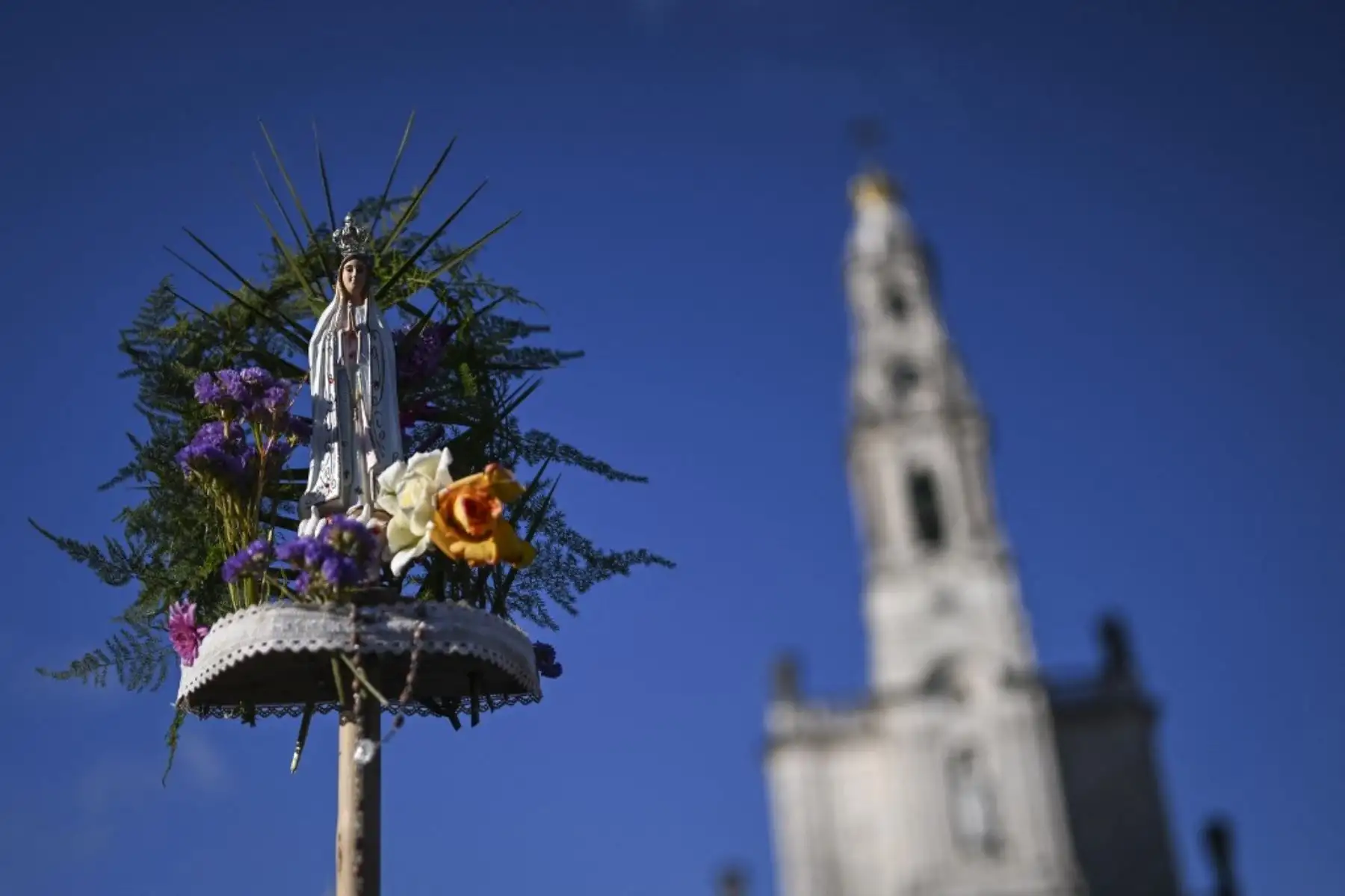 Miles de peregrinos se congregaron en el Santuario para celebrar el aniversario del milagro de Fátima, cuando tres pastorcillos afirmaron haber visto a la Virgen María en mayo de 1917. Foto: AFP