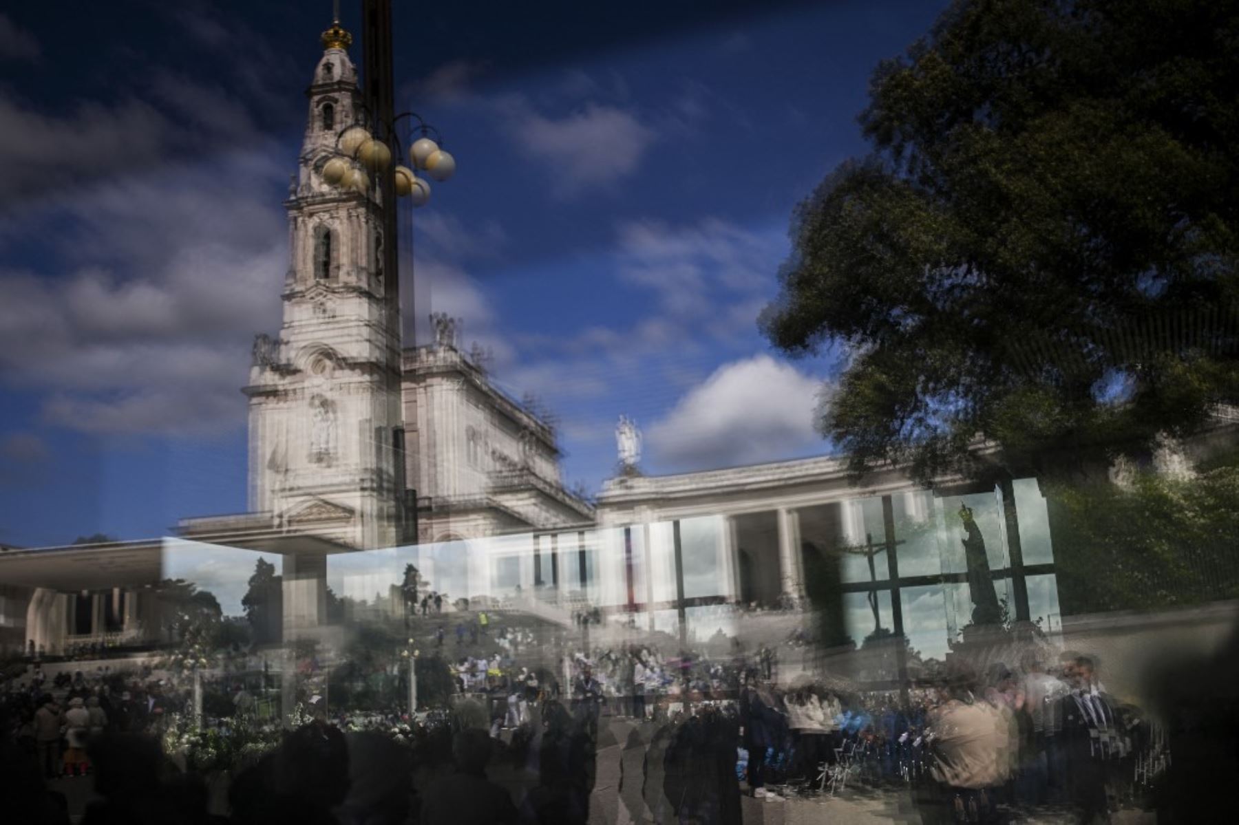 Miles de peregrinos se congregaron en el Santuario para celebrar el aniversario del milagro de Fátima, cuando tres pastorcillos afirmaron haber visto a la Virgen María en mayo de 1917. Foto: AFP