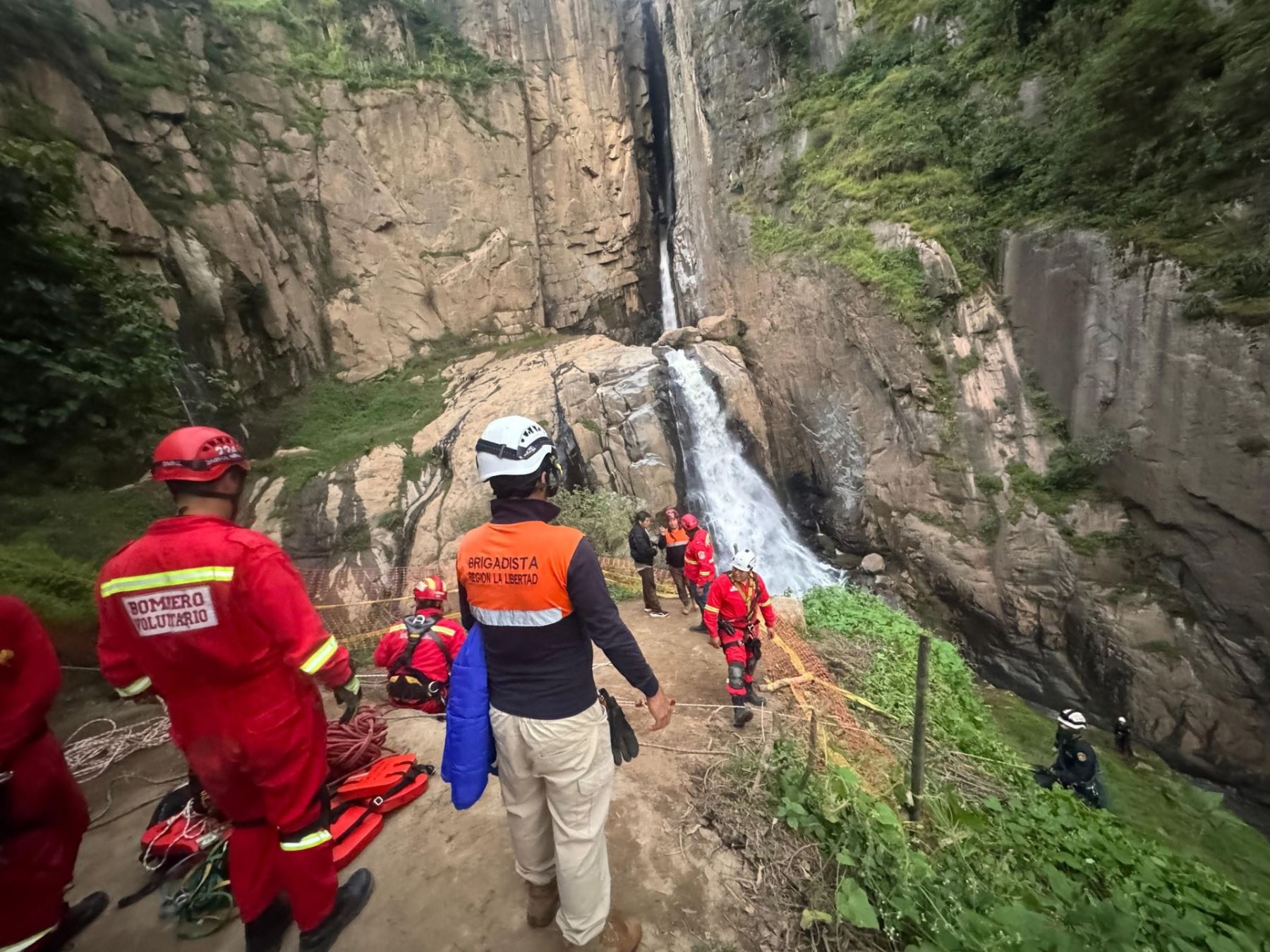 Brigadas de rescate de los Bomberos, la Policía Nacional del Perú (PNP) y Defensa Civil de La Libertad  intensifican la búsqueda de Wilder Yupanqui quien cayó a las aguas de la catarata El Marto, ubicada en el distrito de Sinsicap, en la sierra de La Libertad. ANDINA/Difusión