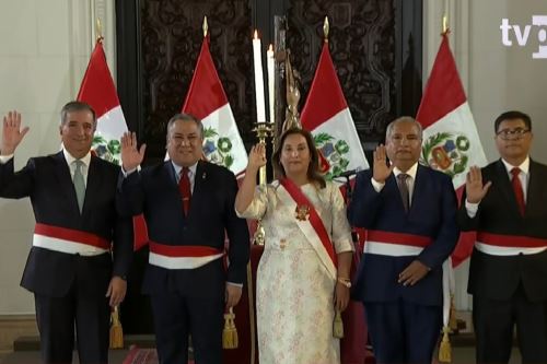 La presidenta Dina Boluarte tomó juramento hoy a los nuevos ministro de Economía y Finanzas, Raúl Pérez Reyes; de Transportes y Comunicaciones, César Sandoval Pozo y del Interior,  Carlos Malaver Odias. Captura TV