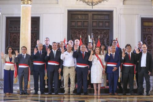 La jefa de Estado, Dina Boluarte Zegarra, toma juramento a nuevos ministros de Estado