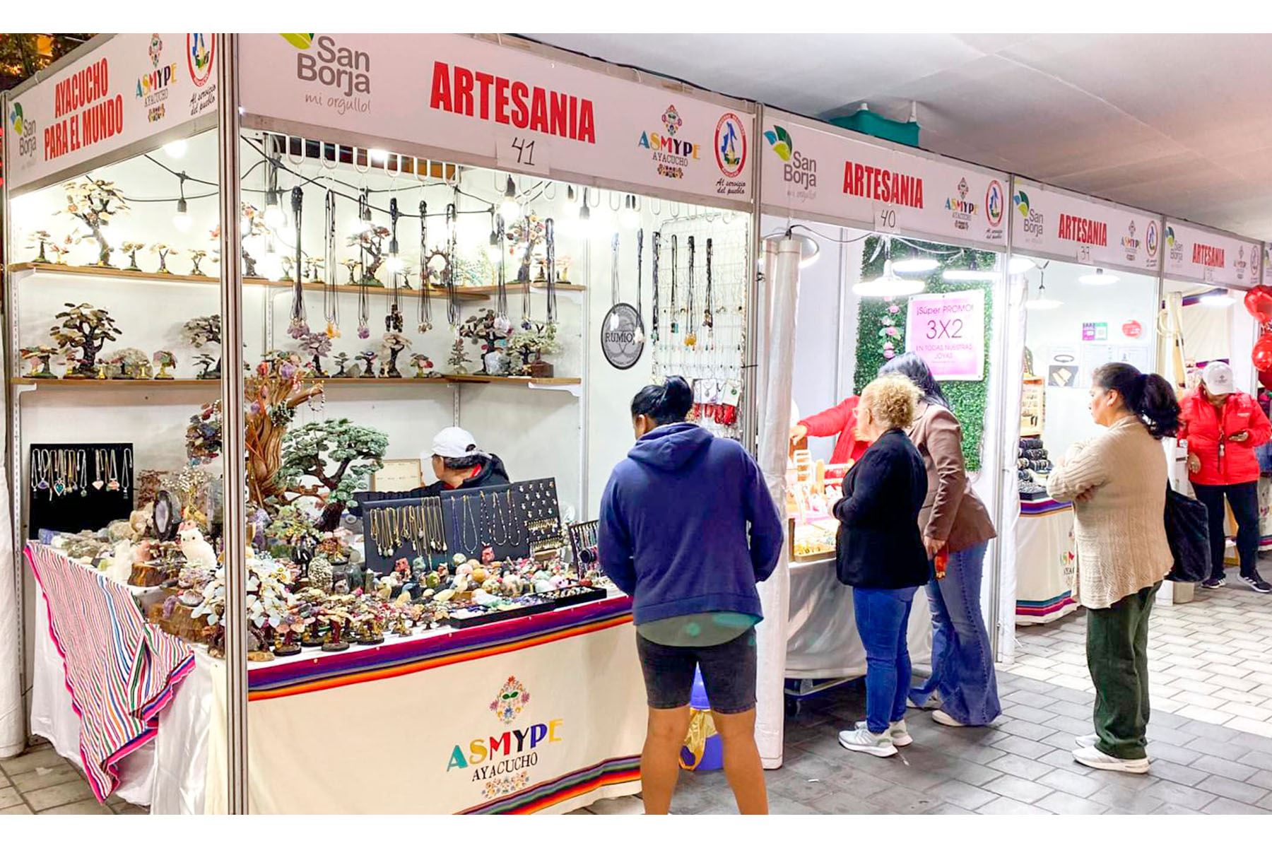 Esta feria es organizada por "ASMYPE AYACUCHO", la cual reúne a los principales expositores que vienen desde la misma región para dar a conocer lo mejor de su cultura y tradición. ANDINA/Difusión