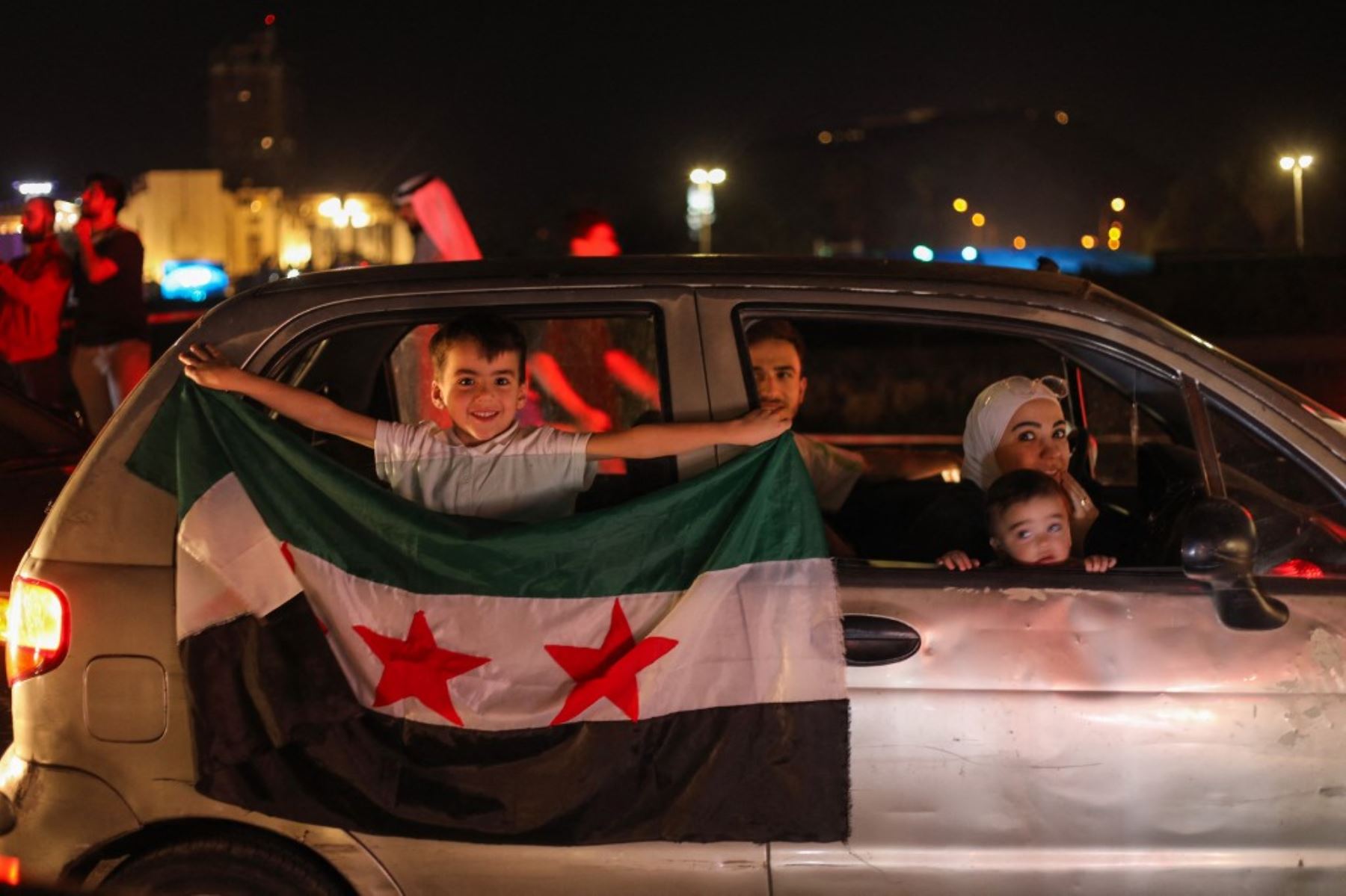 La gente celebra en la plaza Omeyyad de Damasco después de que el presidente de Estados Unidos, Donald Trump, decidiera levantar las sanciones en Siria, el 13 de mayo de 2025. Foto: AFP