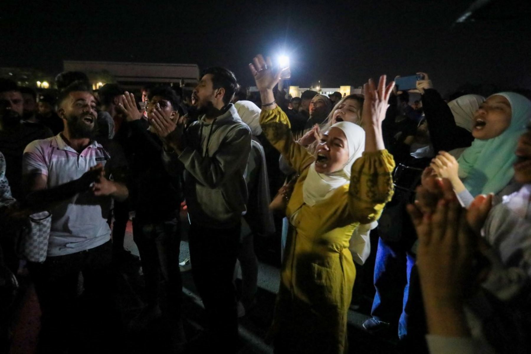 La gente celebra en la plaza Omeyyad de Damasco después de que el presidente de Estados Unidos, Donald Trump, decidiera levantar las sanciones en Siria, el 13 de mayo de 2025. Foto: AFP