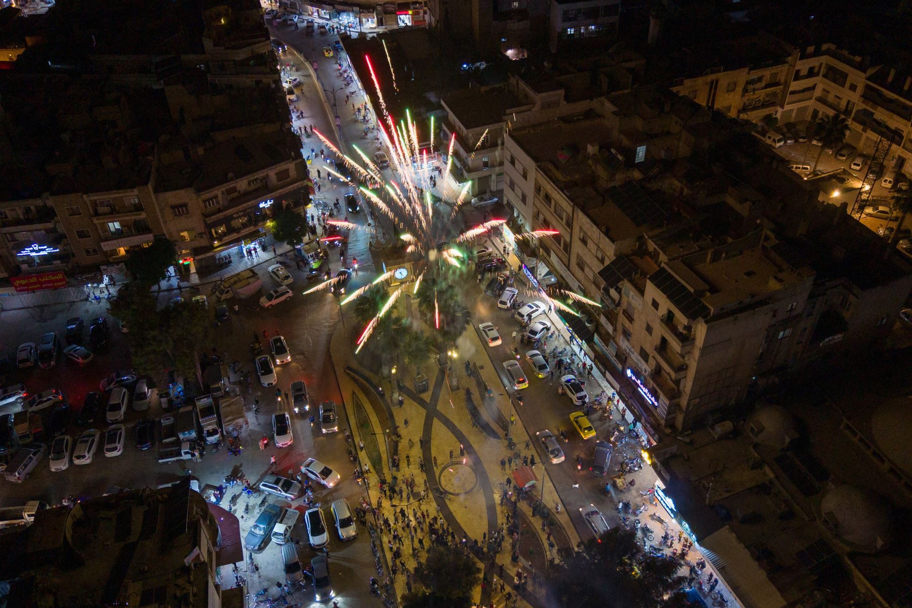 Los sirios encienden fuegos artificiales mientras celebran en la calle después de que Estados Unidos anunciara el levantamiento de las sanciones contra Siria, el 13 de mayo de 2025. Durante su visita a Riad, el presidente de Estados Unidos, Donald J. Trump, dijo que ordenará el cese de las sanciones contra Siria. Foto: EFE