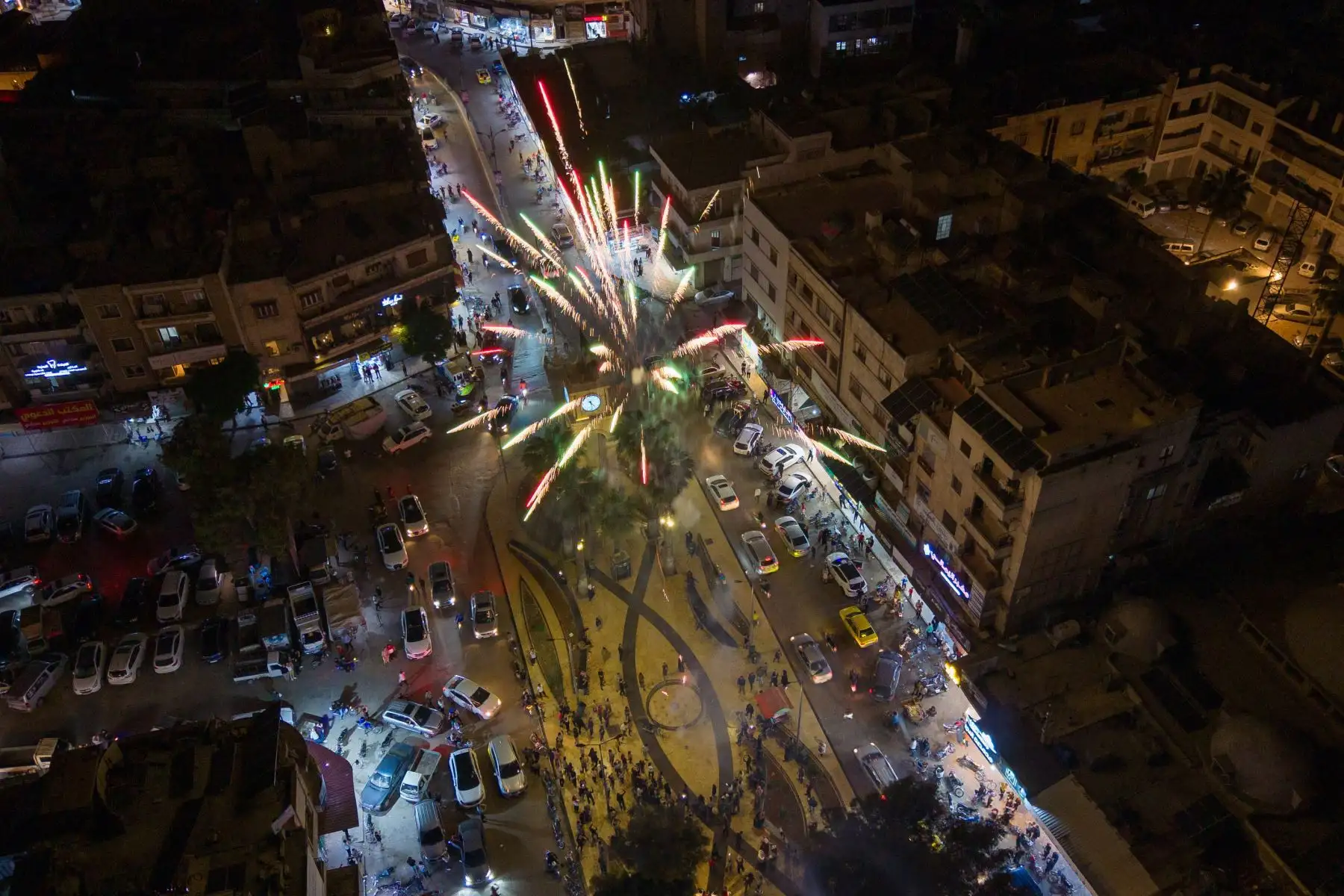 Los sirios encienden fuegos artificiales mientras celebran en la calle después de que Estados Unidos anunciara el levantamiento de las sanciones contra Siria, el 13 de mayo de 2025. Durante su visita a Riad, el presidente de Estados Unidos, Donald J. Trump, dijo que ordenará el cese de las sanciones contra Siria. Foto: EFE