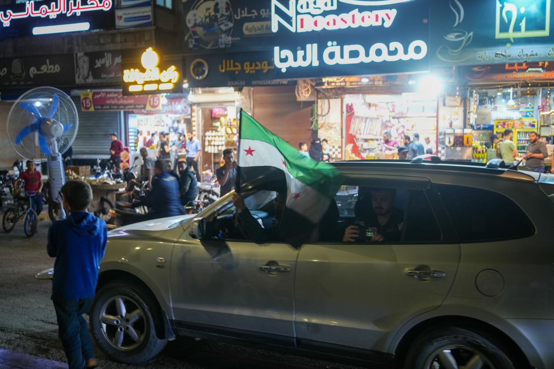Los sirios celebran en la calle después de que Estados Unidos anunciara el levantamiento de las sanciones contra Siria, el 13 de mayo de 2025. Durante su visita a Riad, el presidente de Estados Unidos, Donald J. Trump, dijo que ordenará el cese de las sanciones contra Siria. Foto: EFE