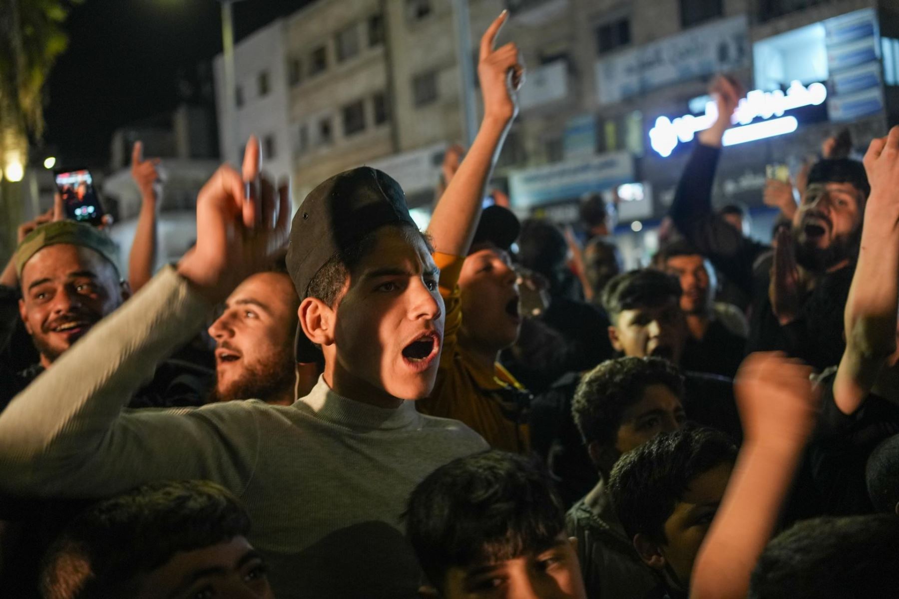 Los sirios celebran en la calle después de que Estados Unidos anunciara el levantamiento de las sanciones contra Siria, el 13 de mayo de 2025. Durante su visita a Riad, el presidente de Estados Unidos, Donald J. Trump, dijo que ordenará el cese de las sanciones contra Siria. Foto: EFE