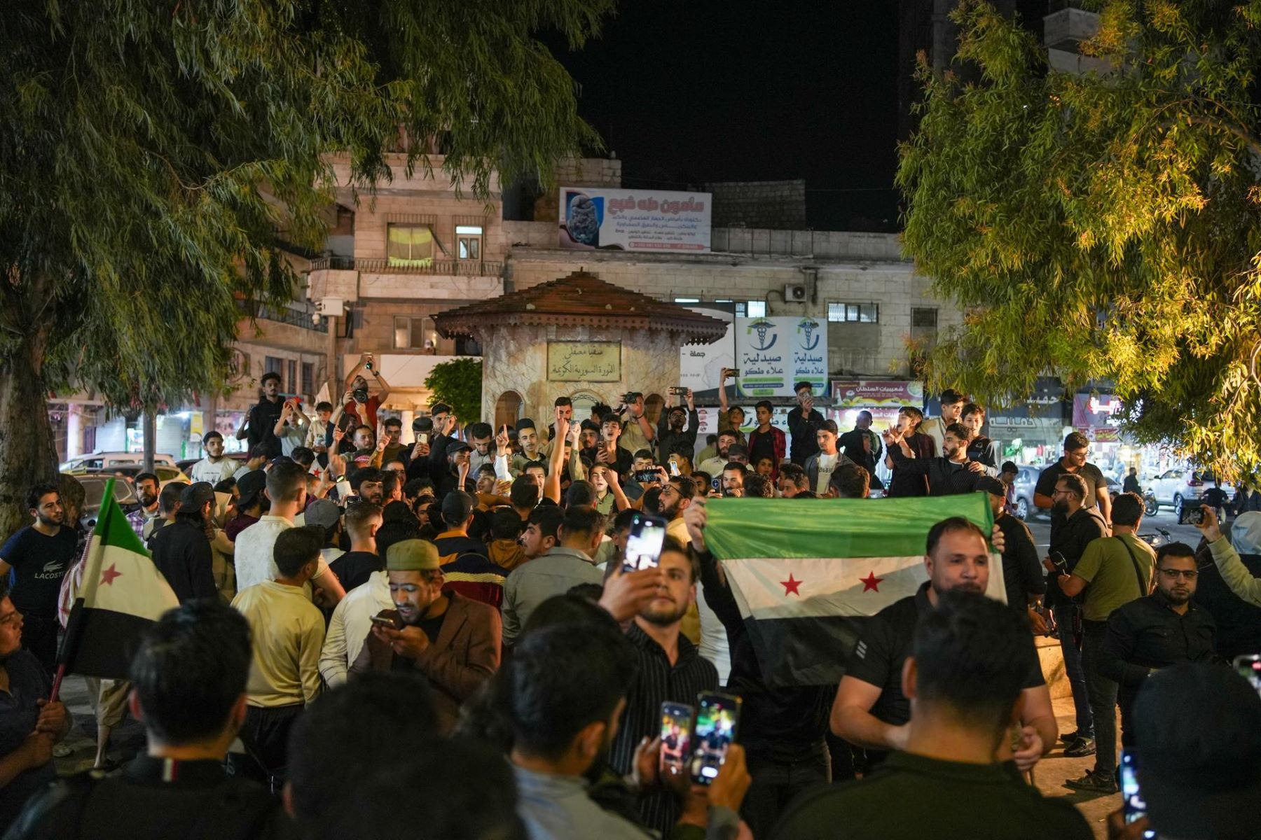 Los sirios celebran en la calle después de que Estados Unidos anunciara el levantamiento de las sanciones contra Siria, el 13 de mayo de 2025. Durante su visita a Riad, el presidente de Estados Unidos, Donald J. Trump, dijo que ordenará el cese de las sanciones contra Siria. Foto: EFE
