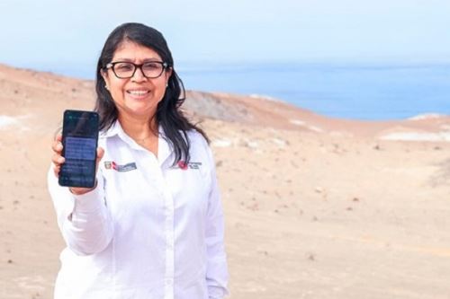Viceministra de Comunicaciones, Carla Sosa Vela, realizó primera prueba de conectividad satelital en zonas sin cobertura móvil, en el desierto de Quilca, provincia Camaná, región Arequipa.. Foto: Cortesía.