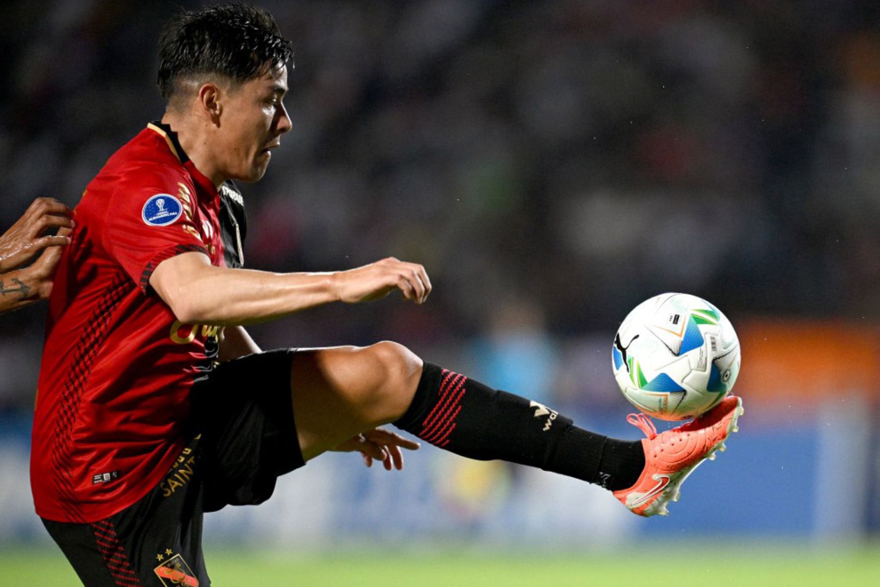 El defensa argentino de Melgar, Leonel González, dispara el balón durante el partido de fútbol de la fase de grupos de la Copa Sudamericana entre la Academia Puerto Cabello de Venezuela y el Melgar de Perú en el estadio Polideportivo Misael Delgado en Carabobo, Venezuela, el 13 de mayo de 2025. Foto: AFP