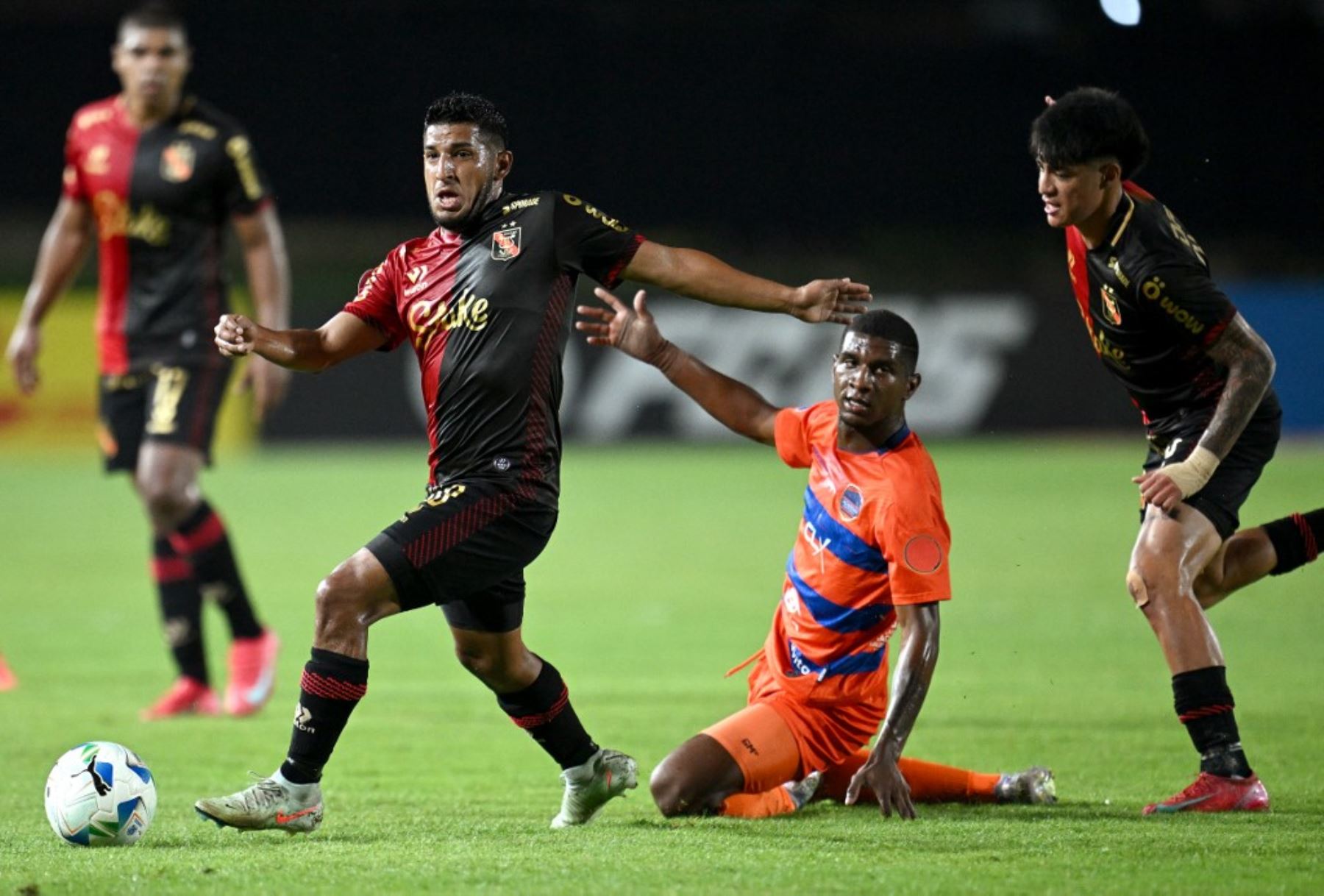 El mediocampista de Melgar, Alexis Arias, y el defensor de Puerto Cabello, Luis Cassiani, luchan por el balón durante el partido de fútbol de la fase de grupos de la Copa Sudamericana entre la Academia Puerto Cabello de Venezuela y Melgar de Perú en el estadio Polideportivo Misael Delgado en Carabobo, Venezuela. Foto: AFP