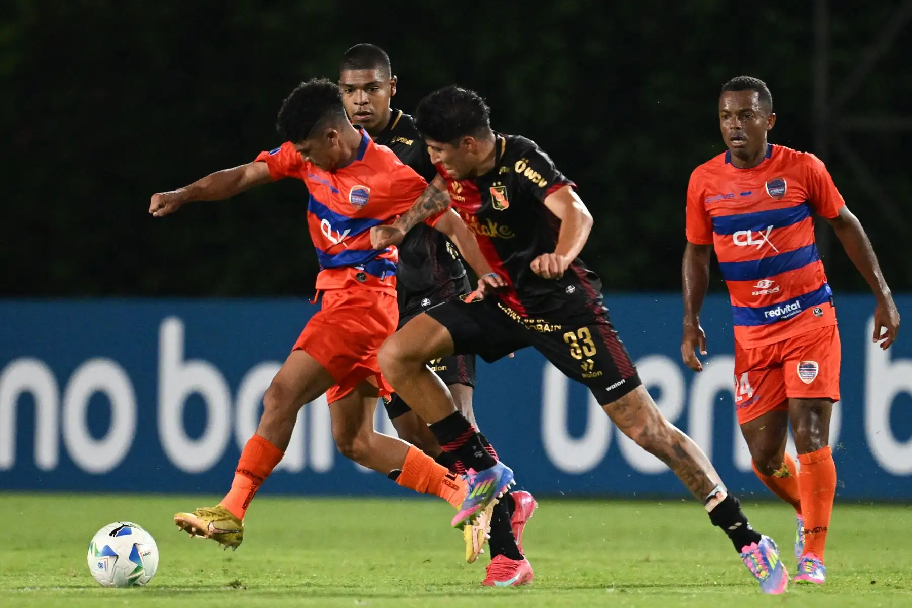 El mediocampista de Puerto Cabello, Gerardo Padrón, y el defensor de Melgar, Matías Lazo, luchan por el balón durante el partido de fútbol de la fase de grupos de la Copa Sudamericana entre la Academia Puerto Cabello de Venezuela y Melgar de Perú en el estadio Polideportivo Misael Delgado en Carabobo, Venezuela. Foto: AFP