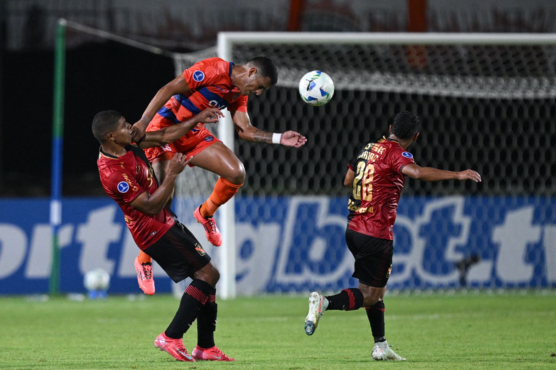 El delantero de Melgar, Carlos Liza, y el defensor de Puerto Cabello, Edwin Peraza, luchan por el balón durante el partido de fútbol de la fase de grupos de la Copa Sudamericana entre la Academia Puerto Cabello de Venezuela y Melgar de Perú en el estadio Polideportivo Misael Delgado en Carabobo, Venezuela. Foto: AFP