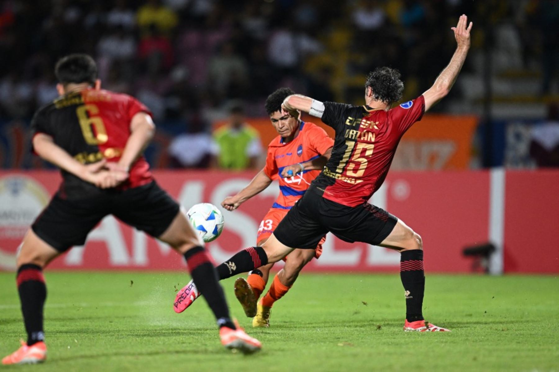 El mediocampista de Puerto Cabello, Gerardo Padrón, y el mediocampista argentino de Melgar, Horacio de Dios Orzán, pelean por el balón durante el partido de fútbol de la fase de grupos de la Copa Sudamericana entre la Academia Puerto Cabello de Venezuela y Melgar de Perú en el estadio Polideportivo Misael Delgado en Carabobo, Venezuela. Foto: AFP