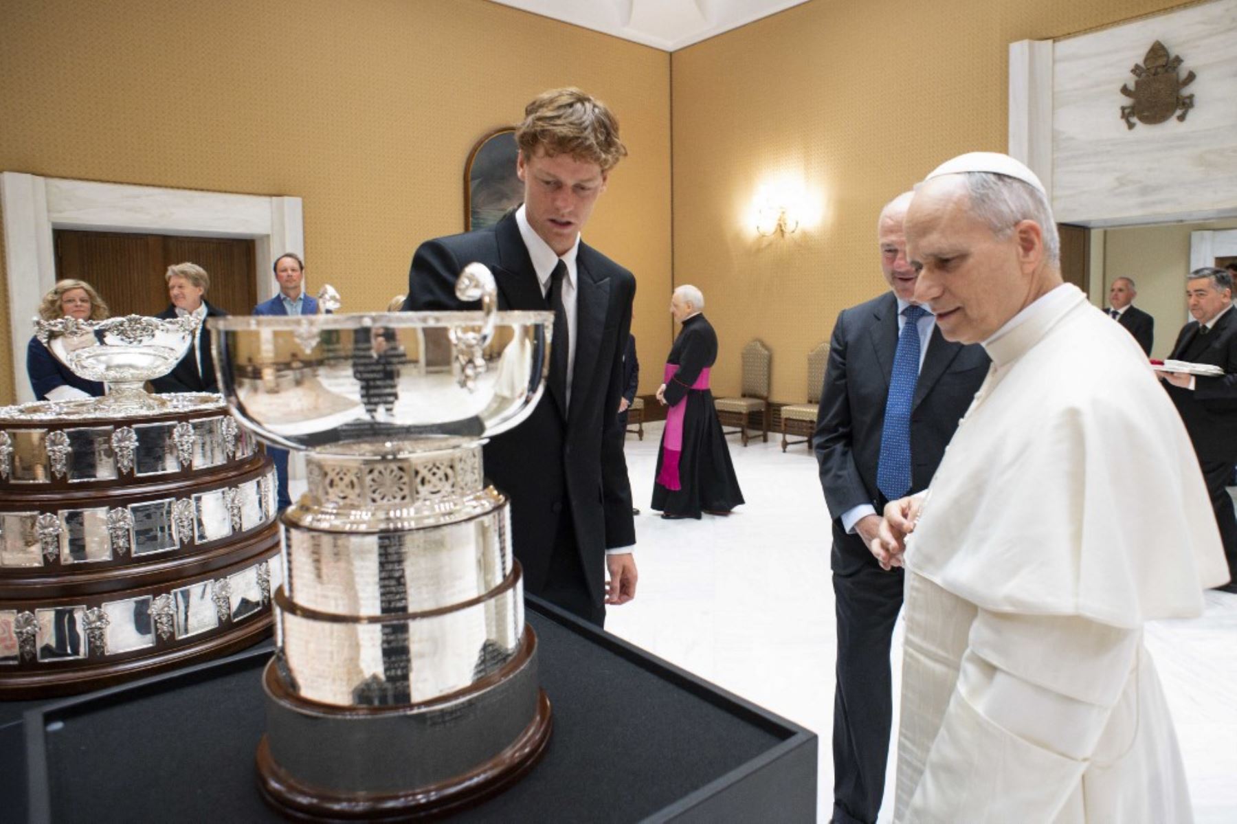 El papa León XIV recibió este miércoles al número 1 del tenis mundial, el italiano Jannik Sinner, que se encuentra disputando el Masters 1000 de Roma y le regaló una raqueta, anunció el servicio de prensa del Vaticano. Foto: AFP