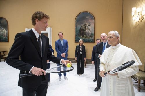 El papa León XIV recibió al número 1 del tenis Jannik Sinner