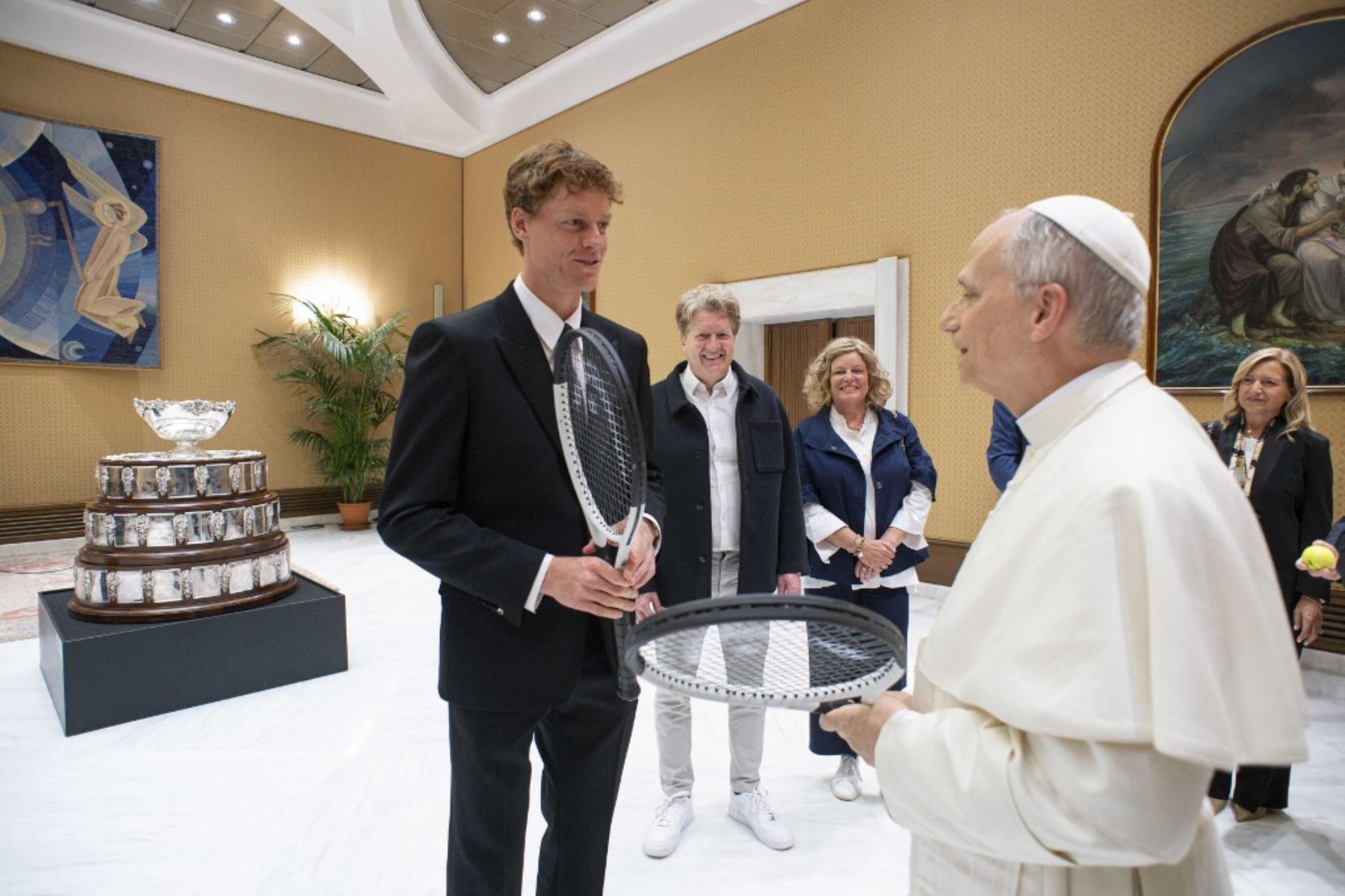 El nuevo papa, de 69 años, es aficionado a la práctica de este deporte. "Tiene un excelente revés y es un competidor temible", llegó a escribir el diario italiano La Gazzetta dello Sport tras la elección papal. Foto: AFP