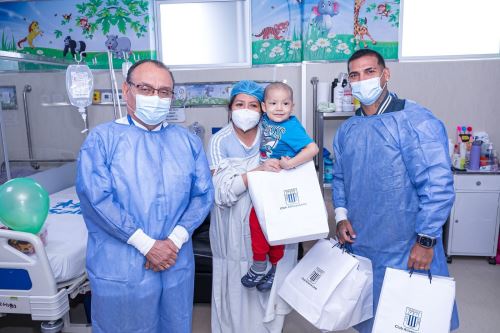 Miguel Trauco comparte momentos con los niños enfermos