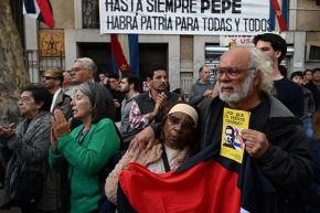 Ciudadanos esperan el paso del cortejo fúnebre del expresidente Pepe Mujica en el centro de Montevideo. Foto: AFP