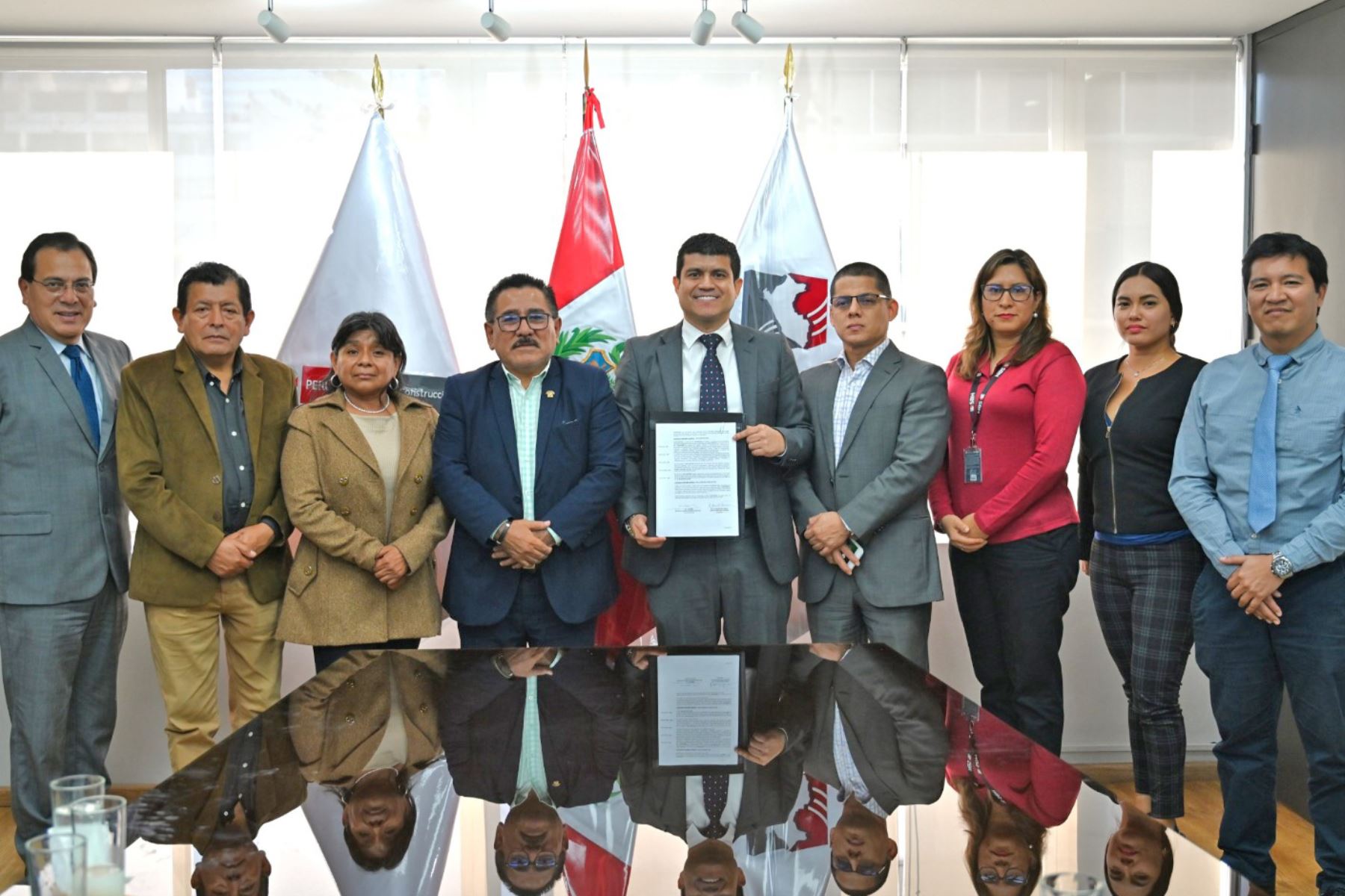 Firma del convenio entre la Municipalidad de Ocucaje y la SBN.