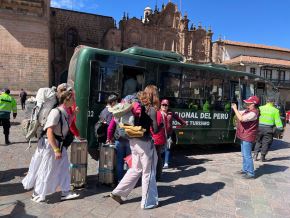 La Policía de Turismo activó el corredor turístico Aeropuerto - Plaza de Armas de Cusco para trasladar a los visitantes que arriban a la ciudad imperial ante el paro de 24 horas que acatan diversos gremios. ANDINA/Percy Hurtado Santillán