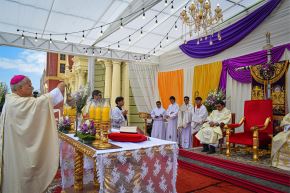 Cuando fue obispo de Chiclayo, Robert Prevost participó de la Festividad de la Santístima Cruz de Motupe, el símbolo de fe, devoción y esperanza de los lambayecanos. Cortesía