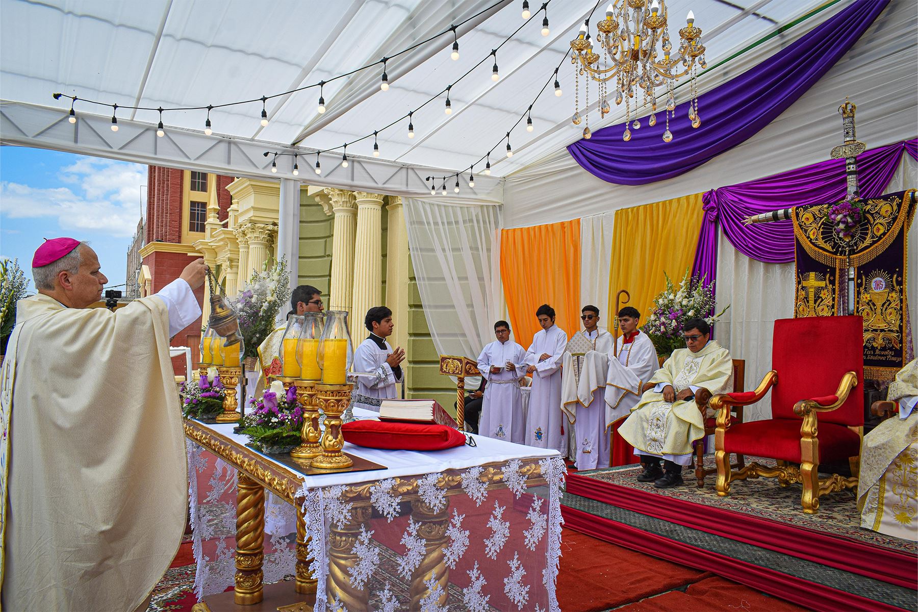Cuando fue obispo de Chiclayo, Robert Prevost participó de la Festividad de la Santístima Cruz de Motupe, el símbolo de fe, devoción y esperanza de los lambayecanos. Cortesía