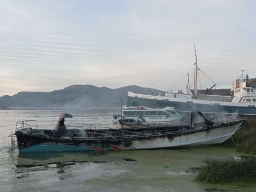 Policía Nacional investiga las causas del incendio que destruyó tres lanchas en el lago Titicaca, región Puno, se sospecha que habría sido  provocado. ANDINA/Difusión