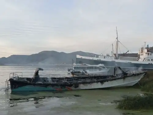 Policía Nacional investiga las causas del incendio que destruyó tres lanchas en el lago Titicaca, región Puno, se sospecha que habría sido  provocado. ANDINA/Difusión