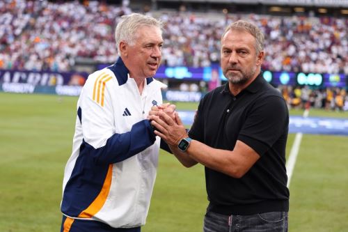 Hansi Flick y Carlo Ancelotti se saludan