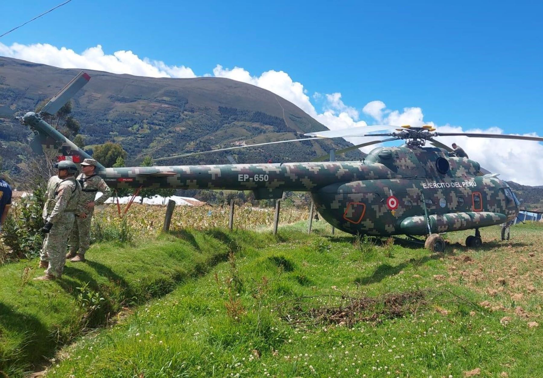 Un helicóptero del Ejército del Perú realizó un aterrizaje de emergencia en el distrito de Tayabamba, en la provincia liberteña de Pataz, sin que se reporten daños personales o materiales. ANDINA/Difusión