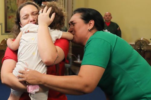 Fotografía cedida por Prensa del Palacio de Miraflores (Venezuela) donde se observa a Yorely Bernal y su hija Maikelys Espinoza. Foto: EFE