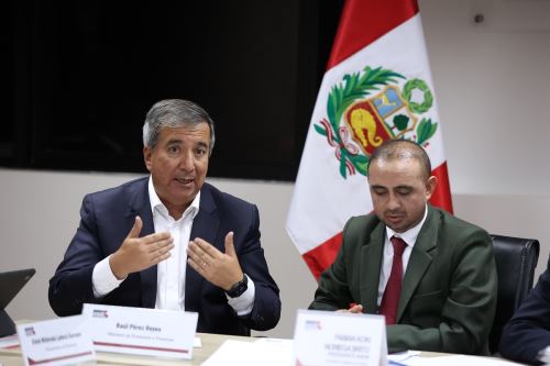 Ministro de Economía y Finanzas, Raúl Pérez Reyes y el presidente de la Asamblea Nacional de Gobiernos Regionales (ANGR), gobernador regional de Ancash, Koki Noriega Brito. Foto: Cortesía.