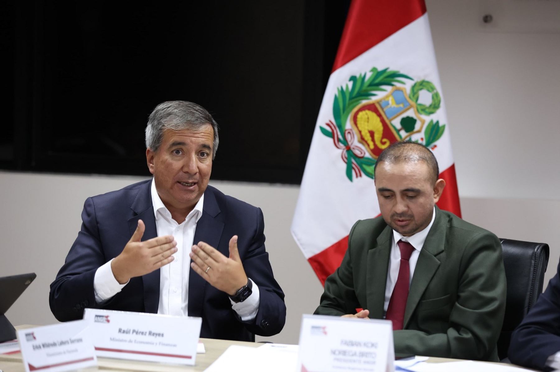Ministro de Economía y Finanzas, Raúl Pérez Reyes y el presidente de la Asamblea Nacional de Gobiernos Regionales (ANGR), gobernador regional de Ancash, Koki Noriega Brito. Foto: Cortesía.