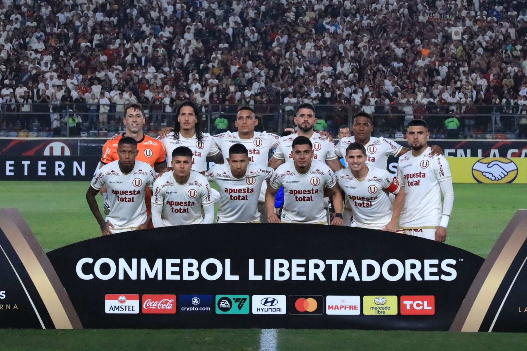 Jugadores de Universitario posan para una foto antes del partido de la fase de grupos de la Copa Libertadores entre Universitario de Perú y Barcelona de Ecuador en el estadio Monumental "U" Marathon de Lima.
Foto: AFP