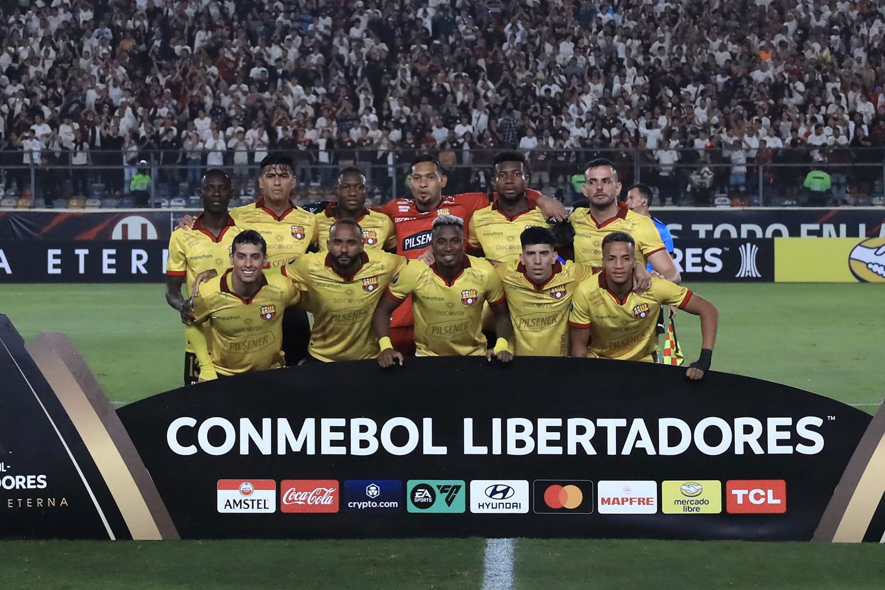 Los jugadores del Barcelona posan para una fotografía antes del partido de fútbol de la fase de grupos de la Copa Libertadores entre Universitario de Perú y Barcelona de Ecuador en el estadio Monumental "U" Marathon en Lima.
Foto: AFP