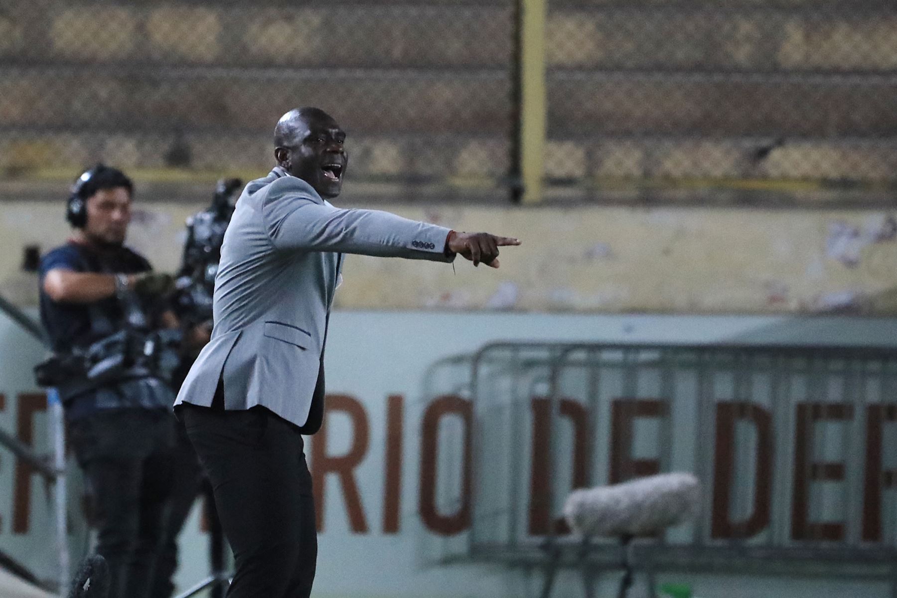 El entrenador del Barcelona, ​​Segundo Castillo, hace un gesto durante el partido de fútbol de la fase de grupos de la Copa Libertadores entre Universitario de Perú y Barcelona de Ecuador en el estadio Monumental "U" Marathon en Lima.
Foto: AFP