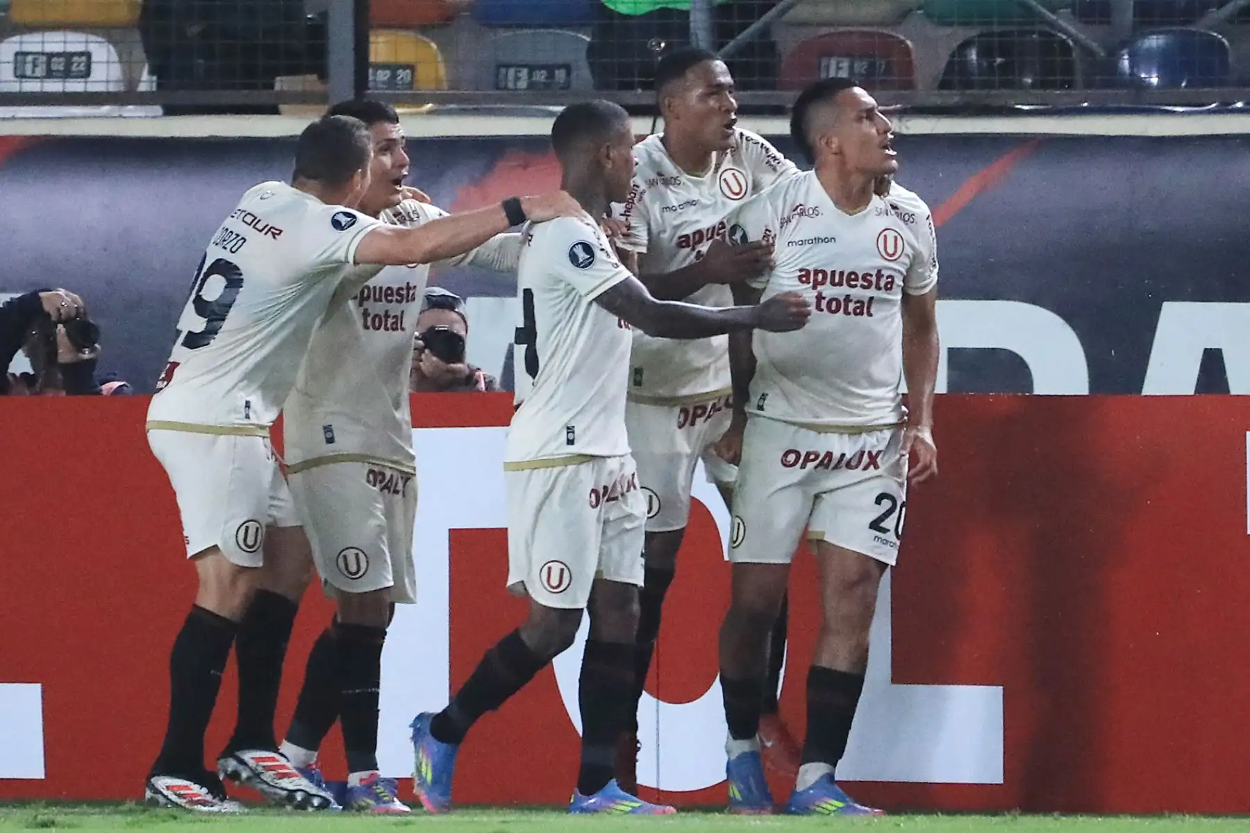 El delantero de Universitario, Alex Valera , celebra con sus compañeros de equipo después de marcar un gol durante el partido de fútbol de la fase de grupos de la Copa Libertadores entre Universitario de Perú y Barcelona de Ecuador en el estadio Monumental "U" Marathon en Lima.
Foto: AFP