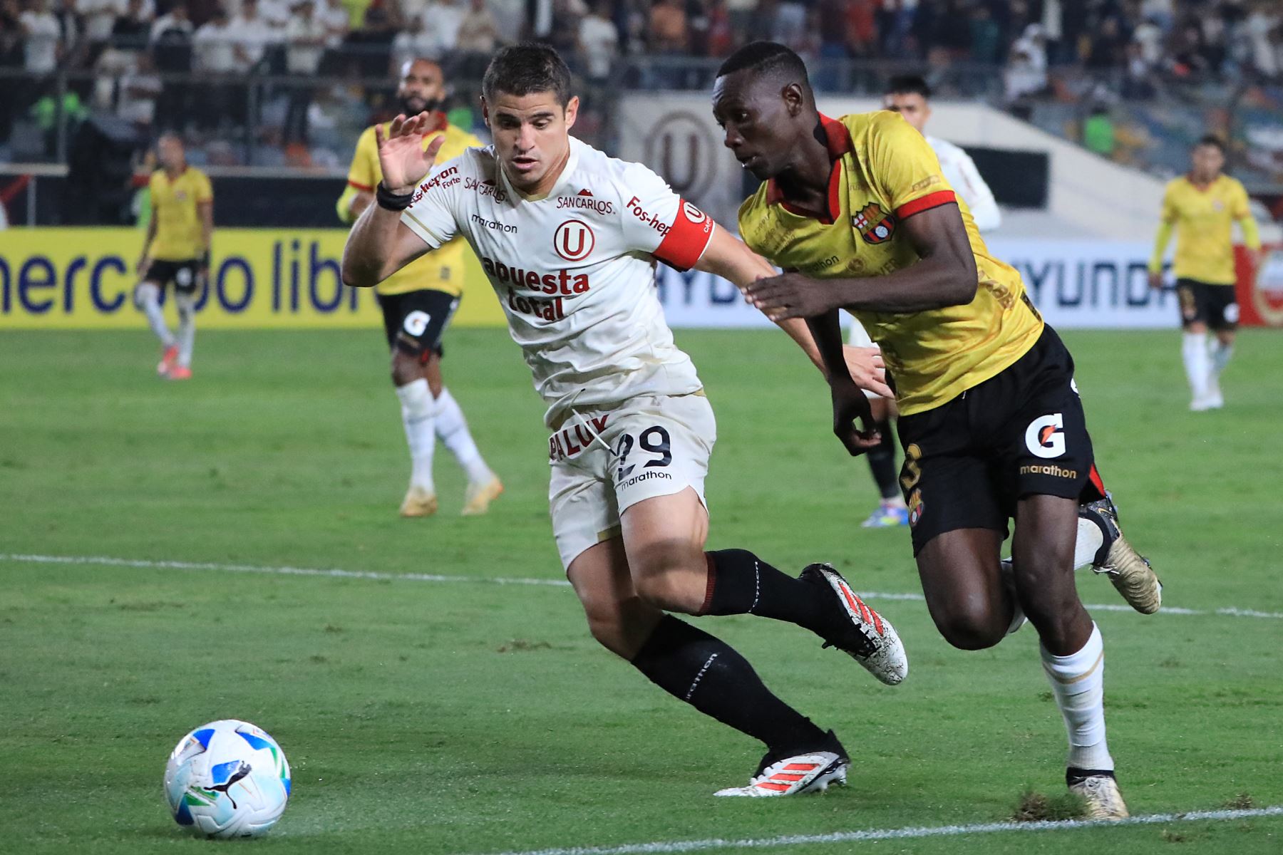 El defensa  de Universitario Aldo Corzo y el mediocampista de Barcelona Janner Corozo luchan por el balón durante el partido de fútbol de la fase de grupos de la Copa Libertadores entre Universitario de Perú y Barcelona de Ecuador en el estadio Monumental "U" Marathon en Lima.
Foto: AFP