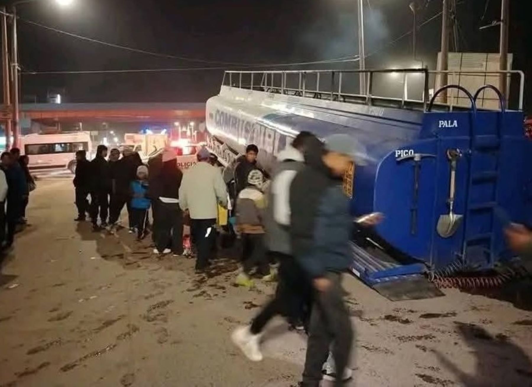 Bomberos de Puno cuestionaron a los vecinos que se acercaron temerariamente al lugar donde se produjo el derrame de petróleo tras el accidente sufrido por un camión cisterna en Juliaca que pudo haber originado una tragedia. ANDINA/Difusión