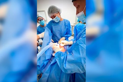 Especialistas del Hospital Dos de Mayo realizan traqueotomía en el INCN y permiten exitosa cirugía de columna de alta complejidad. Foto: Difusión